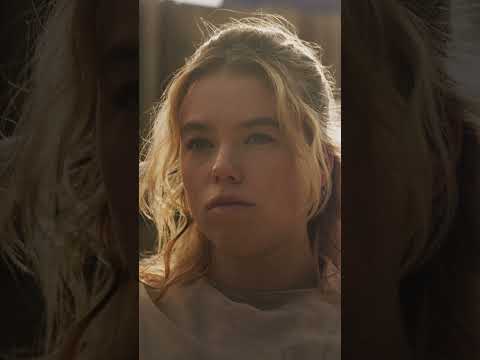 スーパーガールのタフな秘密とは？ #スーパーガール の最新予告編をフルでチェック。 (There’s a reason she’s got tough skin. Watch the full trailer for #Supergirl now.)