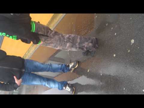 Un boloss qui sais fait voler sa barrette de shit