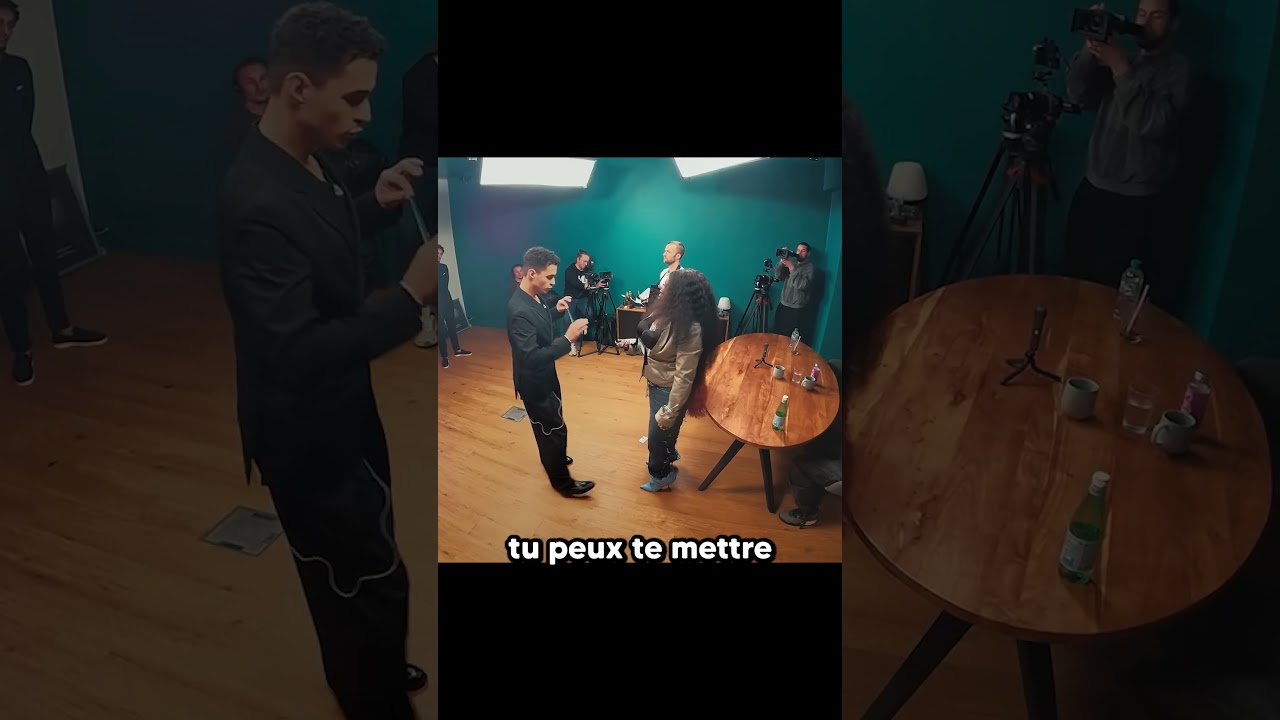 Un magicien lance un couteau sur Squeezie thumbnail