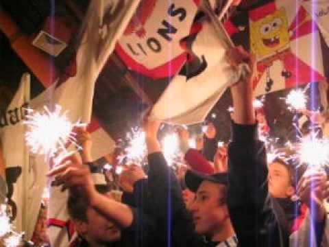 Ratinger Ice Aliens Fans Wunderkerzen im Fanblock