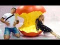 Stacy e o pai a divertirem-se no Museu das selfies. Stacy e o pai a divertirem-se no Museu das selfies.