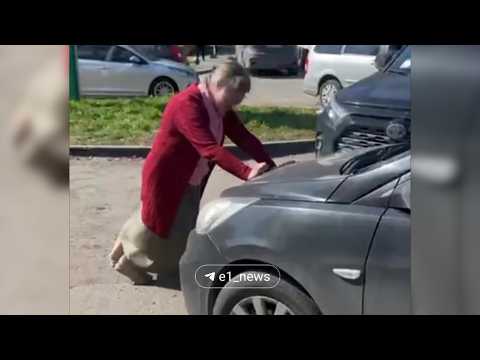 Бабуська-американка люто бьётся в очереди за бензином. Real video