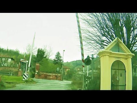 Passaggio a livello uscita Canelli direzione Alba # railroad crossing # bahnübergang