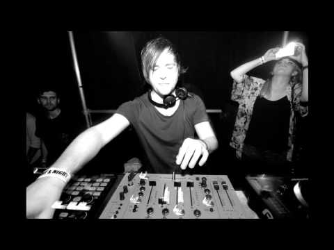 Gary Beck - Video Siren (Original Mix) ( 4% 131 BPM )