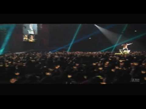 G-Dragon with bathtub (Shine A Light Concert)