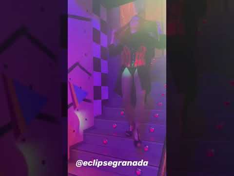 Melinda Melano interpreta Caliente Caliente en Eclipse Granada gay pub