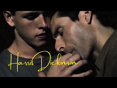 Obscures his face with a hat - Beach Rats - Gay Film - Harris Dickinson