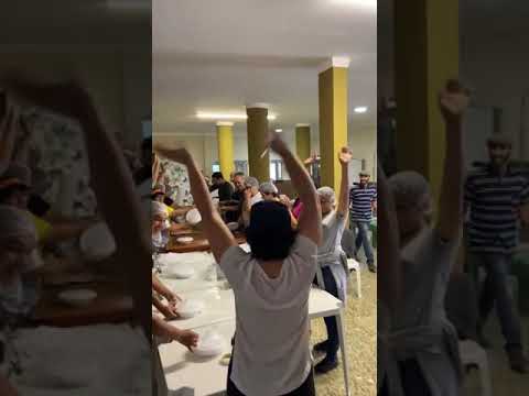 Voluntários comemoram a produção de duas mil marmitas