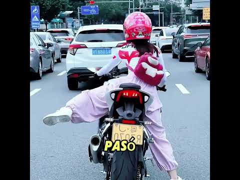 Esta es la mejor conductora de moto que he visto. 🏍️💨😎✨#fun #funny #shorts #fyp #shortsfeed