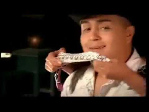 Con Los Ojos Cerrados video
