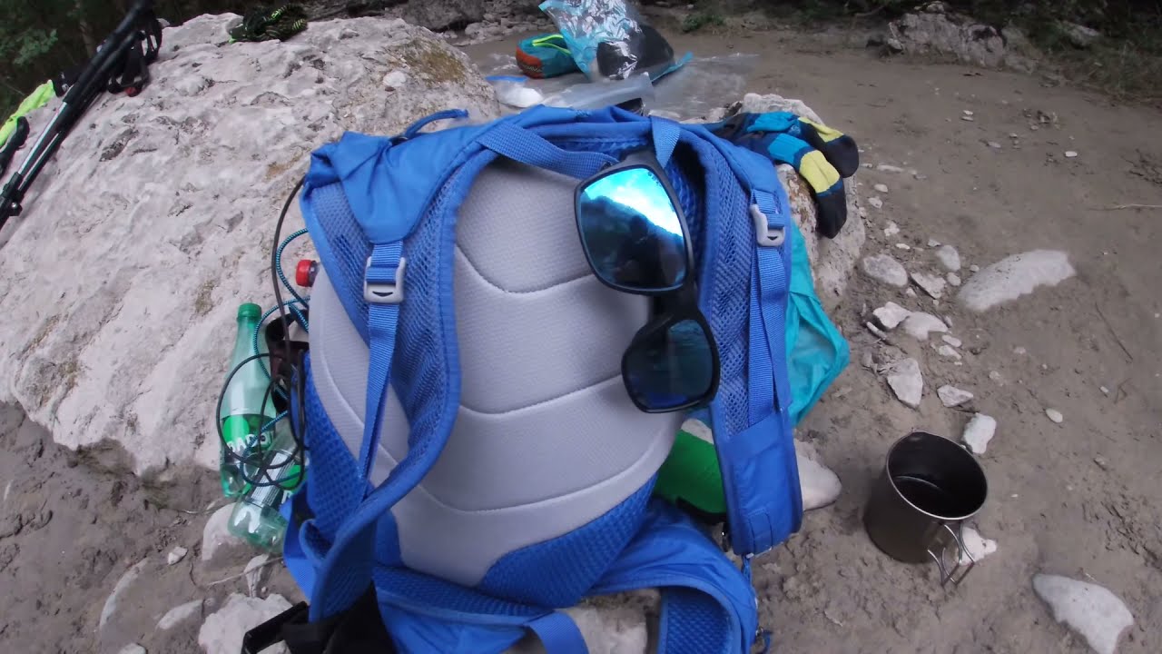 Ranger les lunettes de soleil en trekking