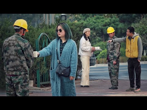 當大家目睹推銷員辱罵農民工，有人怒斥：農民工就不是人嗎？