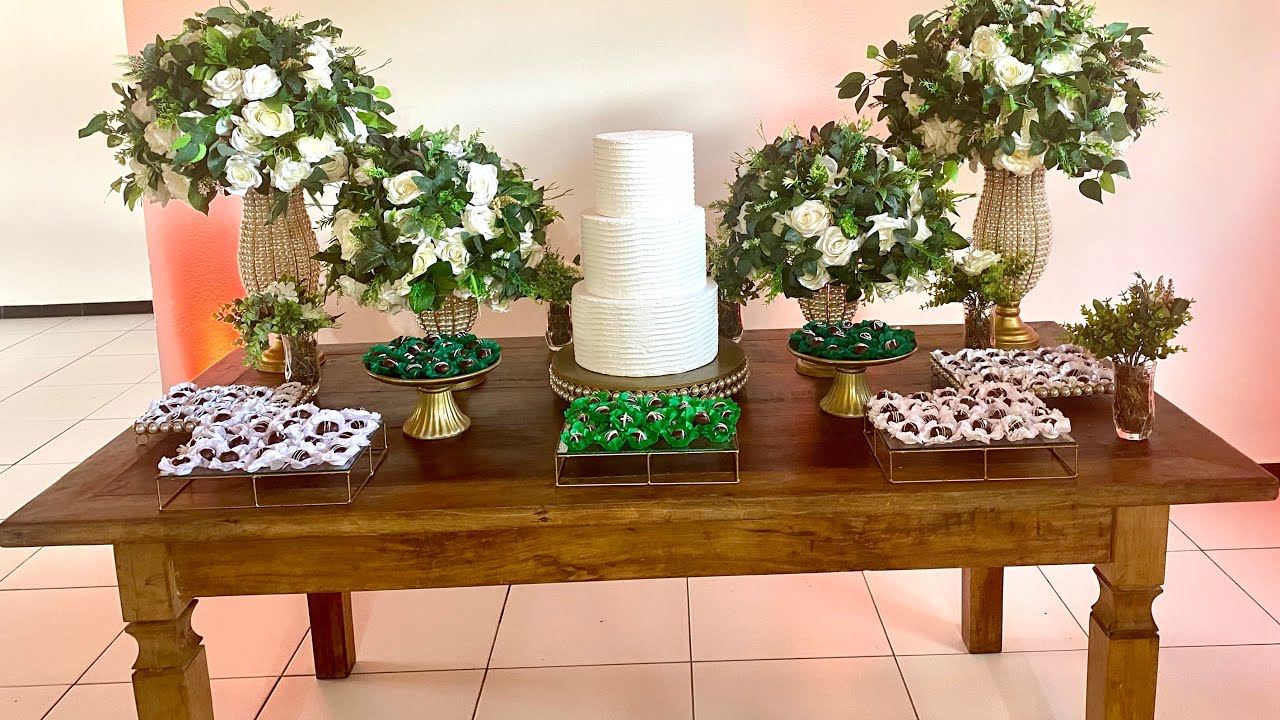 Decoração de casamento na paleta branco e verde , com flores artificiais
