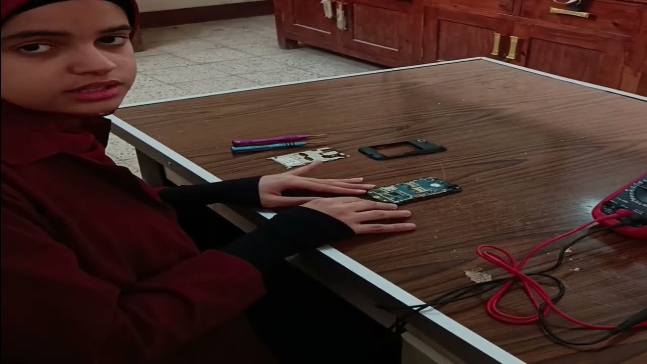 اعطال التليفون المحمول للطالبة اسماء حاتم الصف الثالث قسم فني اجهزة الكترون?