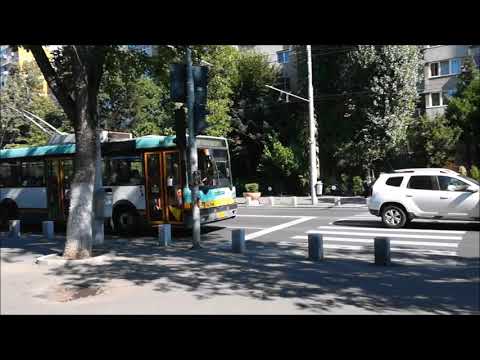 Troleibuzul Astra Ikarus pe linia 73 tranzitand Bd. Tineretului