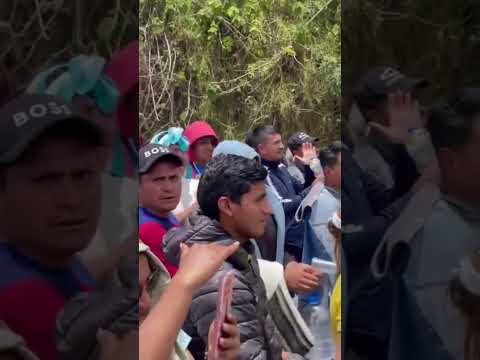 Durante una visita del presidente de la CONAIE, Marlon Vargas, una joven del cantón Chunchi.