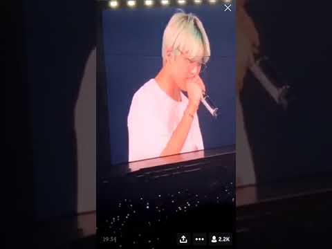 V singing "SCENERY" live at concert