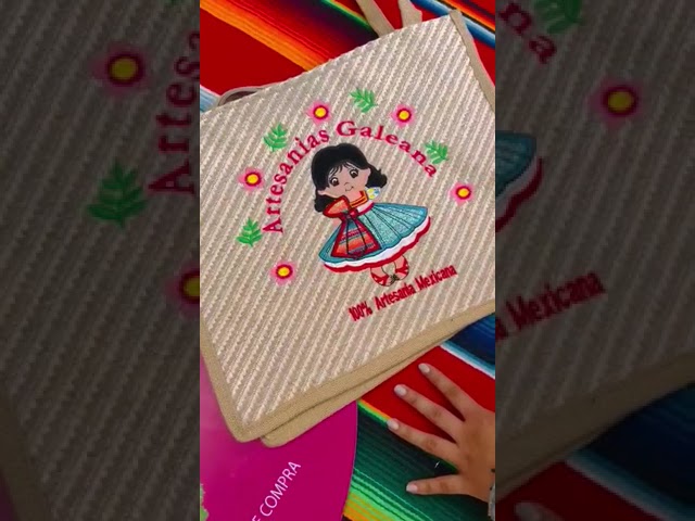Vídeo relacionado con Bolsa de playa de yute personalizada con nombre o inicial, con bolsillo frontal de algodón, asas cortas reforzadas, capacidad de 10 kg (Bolsa de playa personalizada NATURAL)