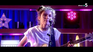 Le live : Naya, avec "Girl On The Moon" - C à Vous - 03/05/2018