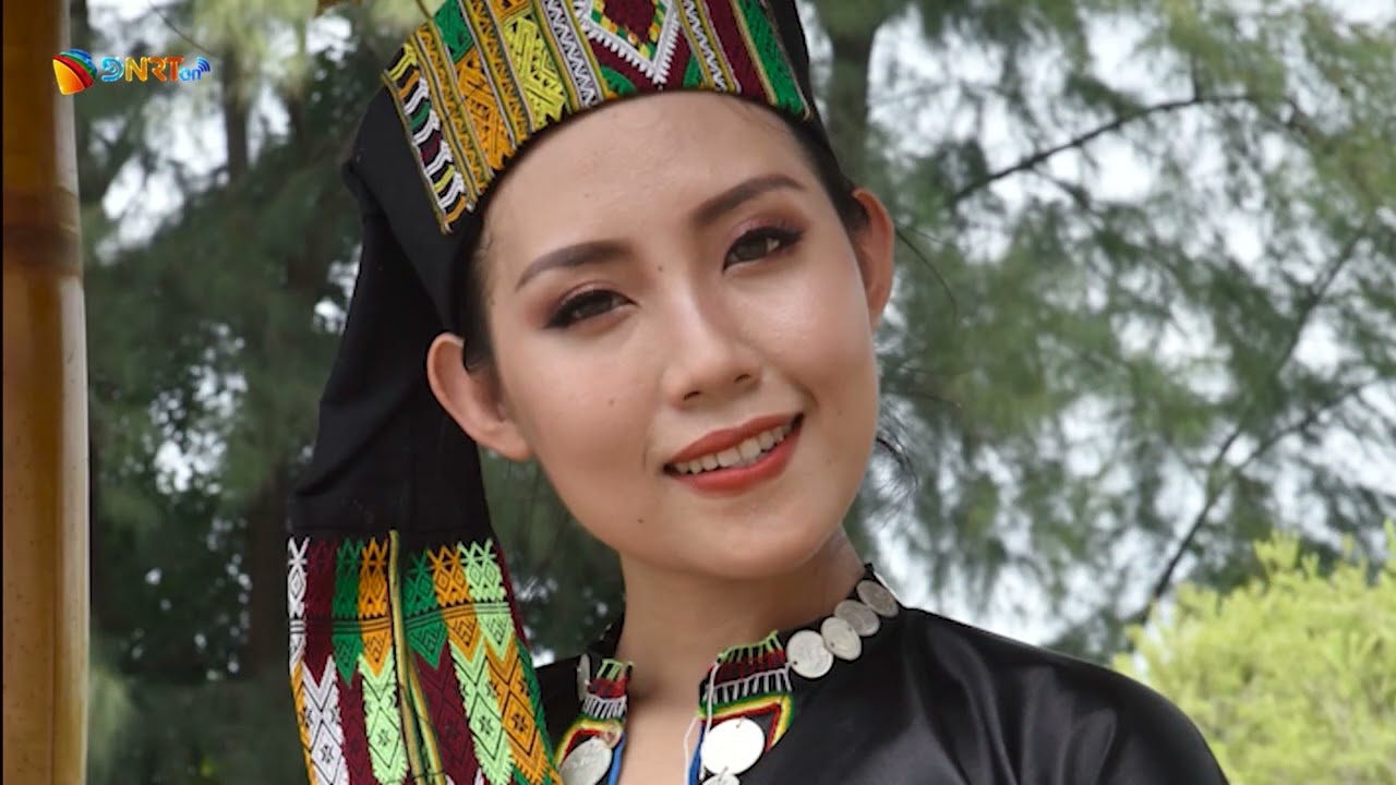 KHOẢNH KHẮC NỤ CƯỜI CỦA THIẾU NỮ