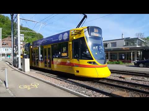Tram der BLT Linie 10 Tango/Ausfahrt Station Flüh  Mariastein BL/Richtung Basel BS/Bahnübergang