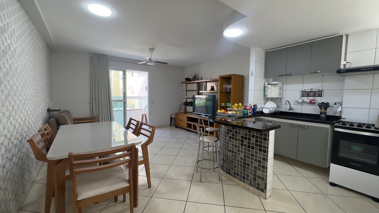 Apartamento na Praia do Morro de frente para a rua, com elevador, suíte e vaga