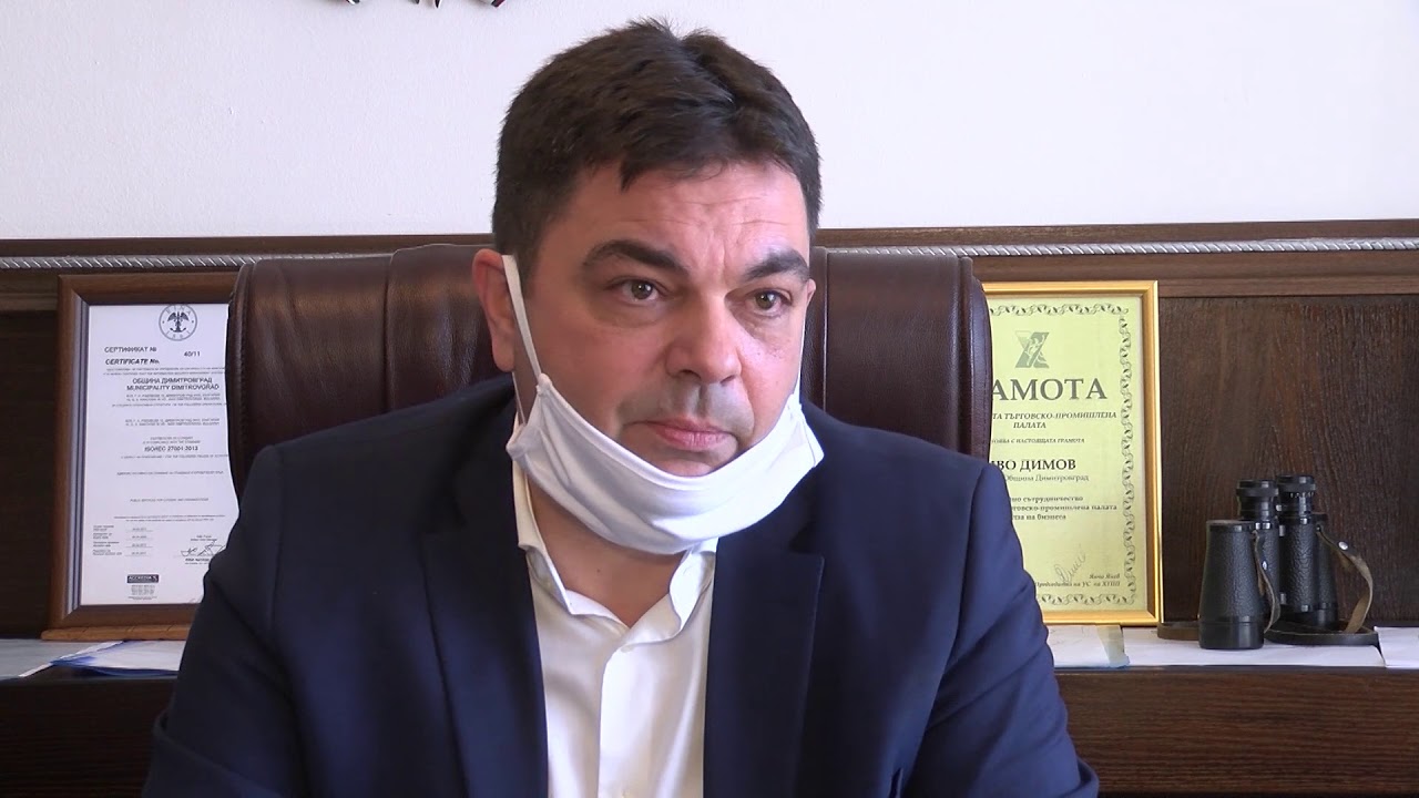 Лепят стикери с надпис "карантина" по домовете в Димитровград 