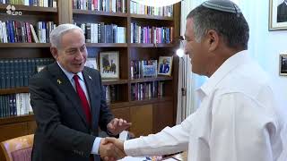 ראש הממשלה בנימין נתניהו קיים פגישת עבודה ראשונה עם ראש השב״כ הנכנס, אלוף (במיל׳) דוד זיני. (עדכוני משרד ראש הממשלה) - התמונה מוצגת ישירות מתוך אתר האינטרנט יוטיוב. זכויות היוצרים בתמונה שייכות ליוצרה. קישור קרדיט למקור התוכן נמצא בתוך דף הסרטון