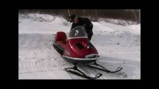 preview picture of video 'Snowmobile Scorpion rouge 1970 dans parade de ski-doo vintage (hiver 2010, La Sarre)'