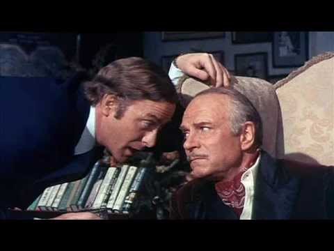 Sleuth [Σλουθ] του Anthony Shaffer [Άντονυ Σάφφερ], από την εκπομπή «Το θέατρο της εβδομάδος» του Πρώτου Προγράμματος της ΕΡΑ (1976). Μετάφραση και σκηνοθεσία Άγγελος Φορτούνας, μουσική επιμέλεια Πόλα Γαζουλέα, με τους Νικήτα Τσακίρογλου, Χρήστο Πάρλα, Χρήστο Κατσιγιάννη και Δημήτρη Κοντογιάννη. Στην περίπτωση του ραδιοφωνικού θεάτρου ακρόαση υποκαθιστά πλήρως τη θέαση: ο σκηνικός χώρος και η δραματική ένταση συγκροτούνται από τη φωνή, τα ηχητικά εφέ και τη σιωπή.