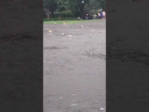 Un auto quedó atrapado por el agua en calle Suipacha al 1.400 en San Miguel de Tucumán