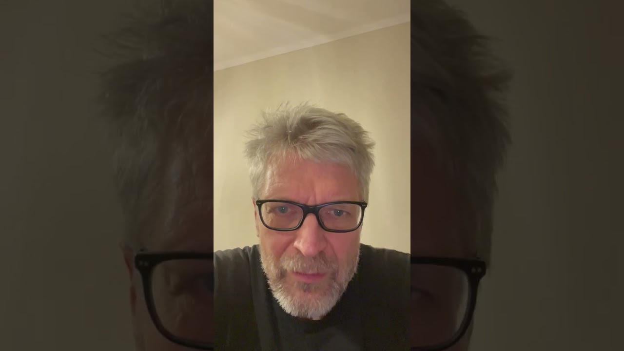 Sāksim ar kaut ko draisku - teiksim, par prokuratūras zilo Juri, viņa galdu un kaislīgu špiļi-viļi