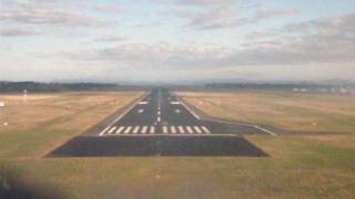 preview picture of video 'Hobart Airport Approach & Landing - Runway 12 - Cessna 172S'