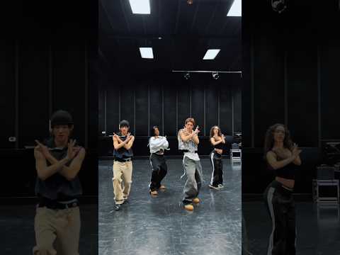 got cameras flashing @cortis_bighit  ❤️‍🔥 #KATSEYE #CORTIS #JAMES #SEONGHYEON