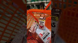 生活家電の前に酒用品(語弊有)買う男