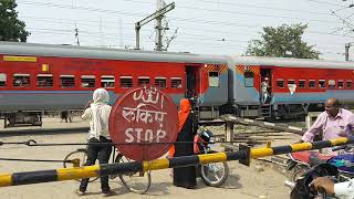 preview picture of video 'New look  12553 Vaishali sf express crossed chap dhala at siwan'
