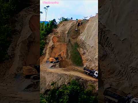 Máy xúc trượt đất lao xuống vực sâu… cái kết tài xế khiến dân mạng bàn tán!