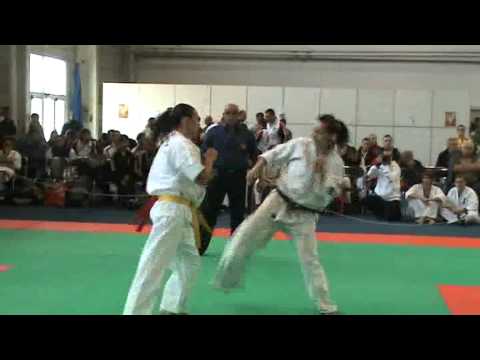 Campionatul National Kyokushin Arad 2011 - Anca Dan vs Leonov Andreea