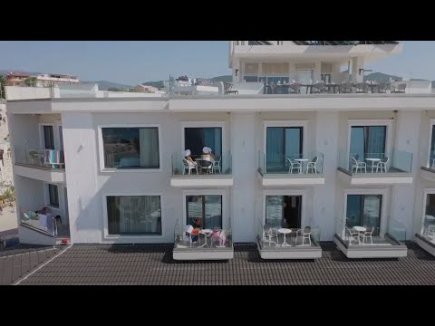 Ne ballkon me robdishamper - Gjuetaret e Thesarit