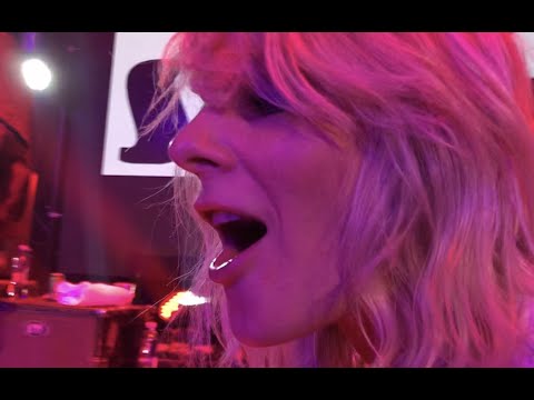Maja Ivarsson - The Sounds - Living in America