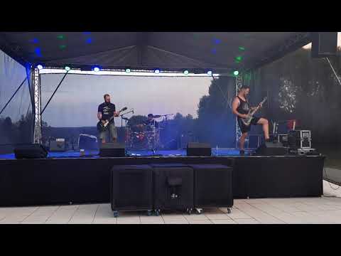 220 Voltů - 220 V - Batohy a policajti