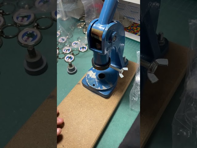 Vídeo relacionado con Llavero de Fútbol para Niños Llavero de Metal Plateado con Colgante de Bota y Balón de Fútbol Llavero de Fútbol Novedoso para Fanáticos de Deportes Hombres Regalos Llaves Cumpleaños (1)