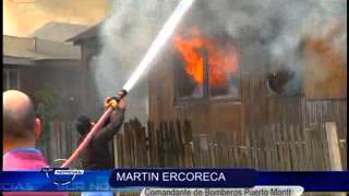 preview picture of video 'UN VORAZ INCENDIO DESTRUYO DOS VIVIENDAS EN POBLACION MIRAMAR EN PUERTO MONTT'