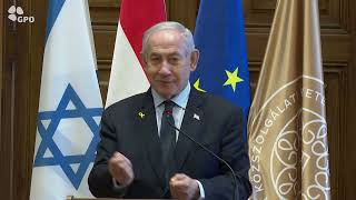 ראש הממשלה בנימין נתניהו מקבל תואר ד"ר של כבוד למנהיגות מהאוניברסיטה הציבורית בבודפשט (עדכוני משרד ראש הממשלה) - התמונה מוצגת ישירות מתוך אתר האינטרנט יוטיוב. זכויות היוצרים בתמונה שייכות ליוצרה. קישור קרדיט למקור התוכן נמצא בתוך דף הסרטון