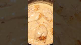 Une poêle. 25 minutes. Une sauce dangereuse.