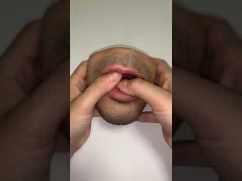 Японский дизайнер создал кошелек в виде мужского рта