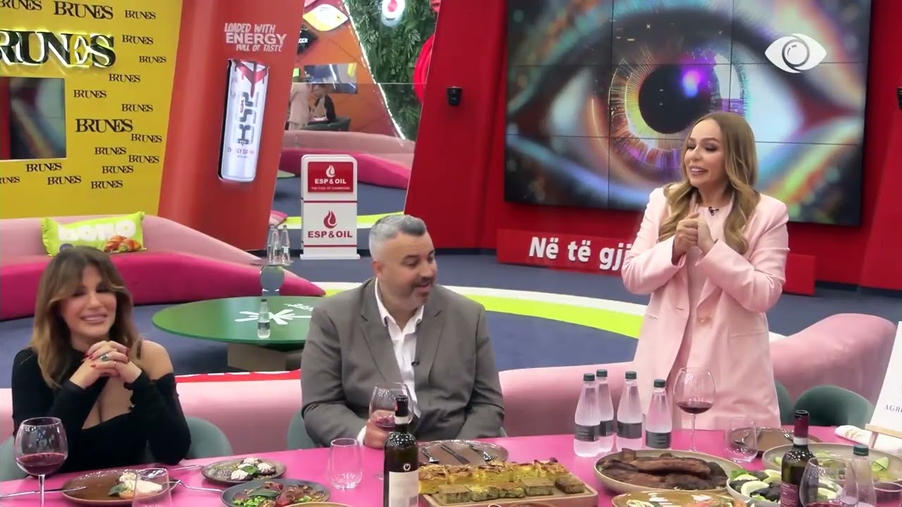 Ermira Çausholli reciton poezi për vajzat dhe gratë