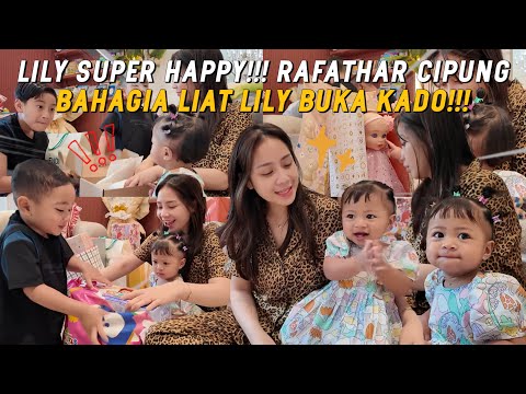 FIRST TIME UNBOXING LILY'S STACK OF BIRTHDAY PRESENTS!!! NAGITA CIPUNG HELPED OPEN THE PRESENTS!!