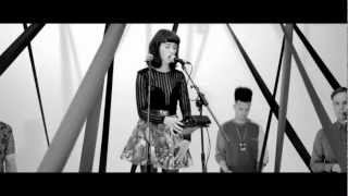 HUNGER TV: Kimbra - Plain Gold Ring Exclusive