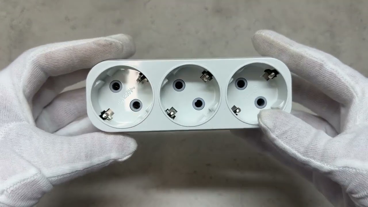 Разветвитель LUXEL 3 гнезда вертикальный с заземлением 1018 белый